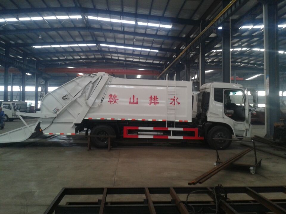 CLW Brand Dongfeng 6 Wheels 4000 Liters Roll Off Garbage Truck for hot Sale