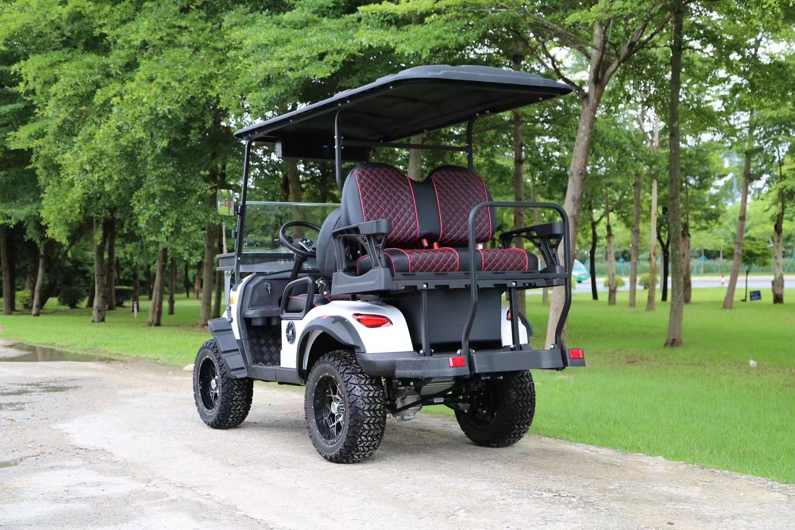 4 Seats Off-road Hunter Cart Electric Golf Carts with Lifted Design and Driving Mileage of 70-90km