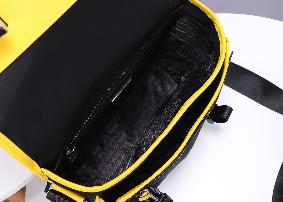 Men 26cm Luxury Cross Body Bag , Adjustable Strap Leather Message Bag