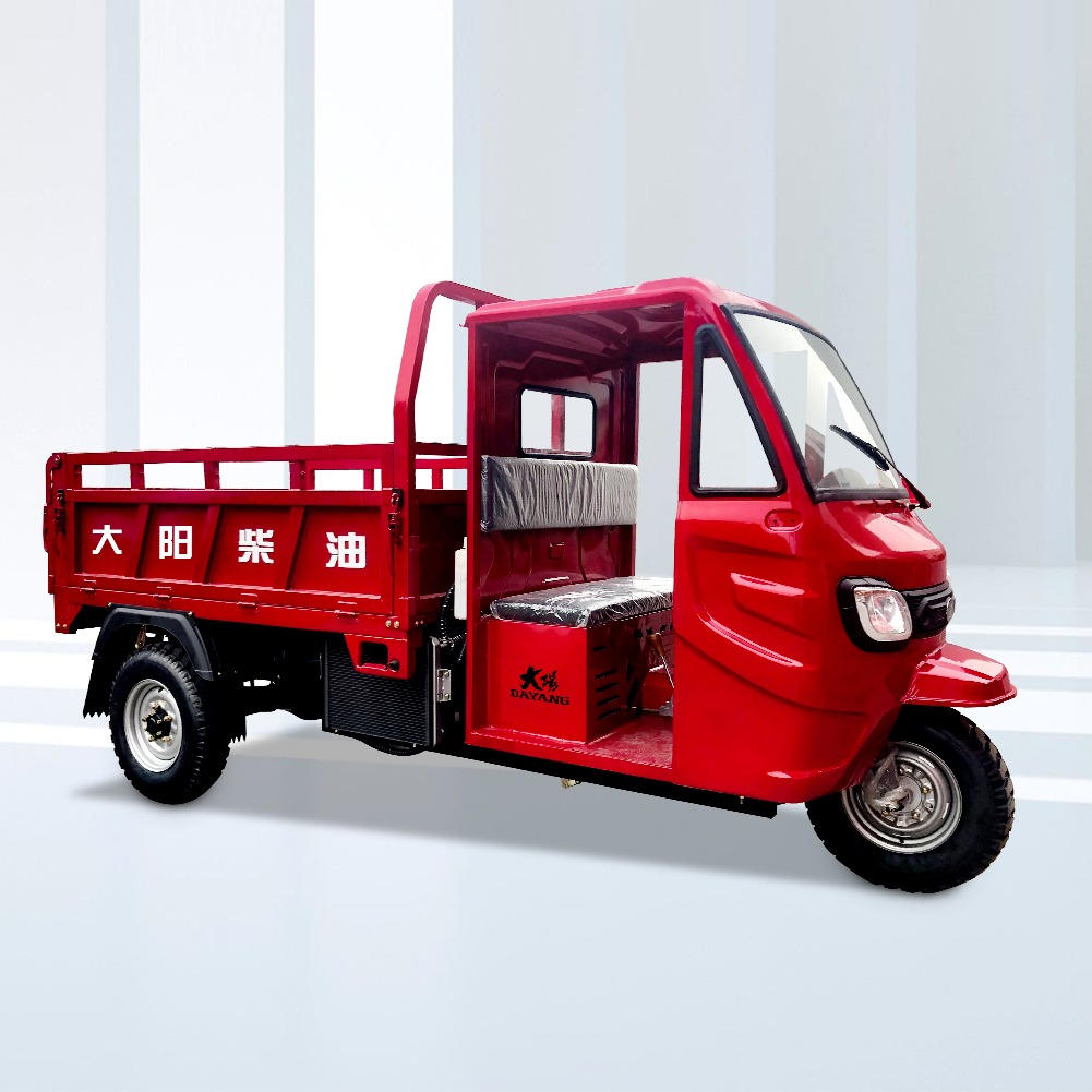 Water-Cooled Engine Semi Cab Tricycle with Double Lights and Strong Loading Capacity