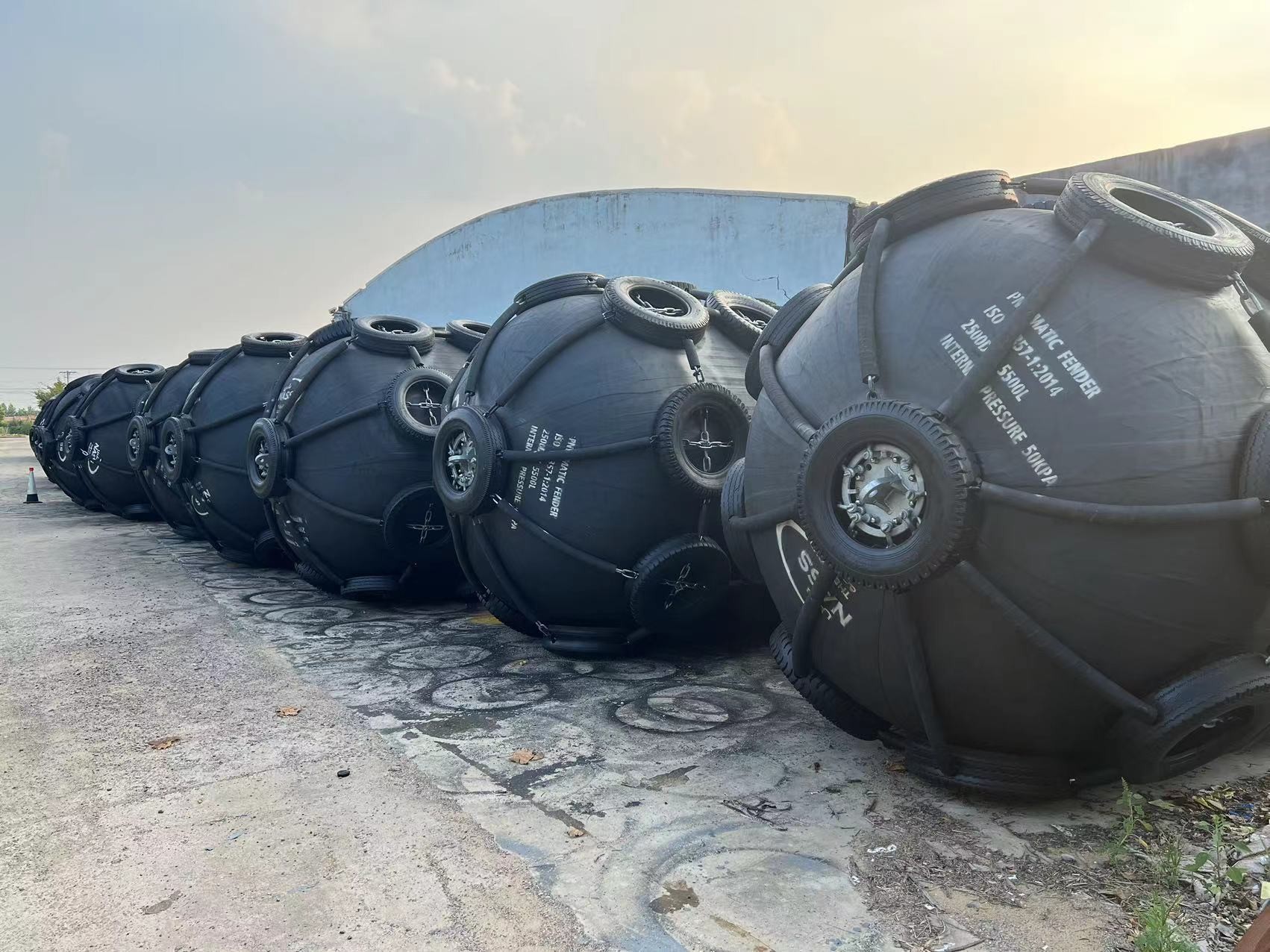 Good Quality STS 50Kpa Black Pneumatic Rubber Fender Yokohama Type Fender