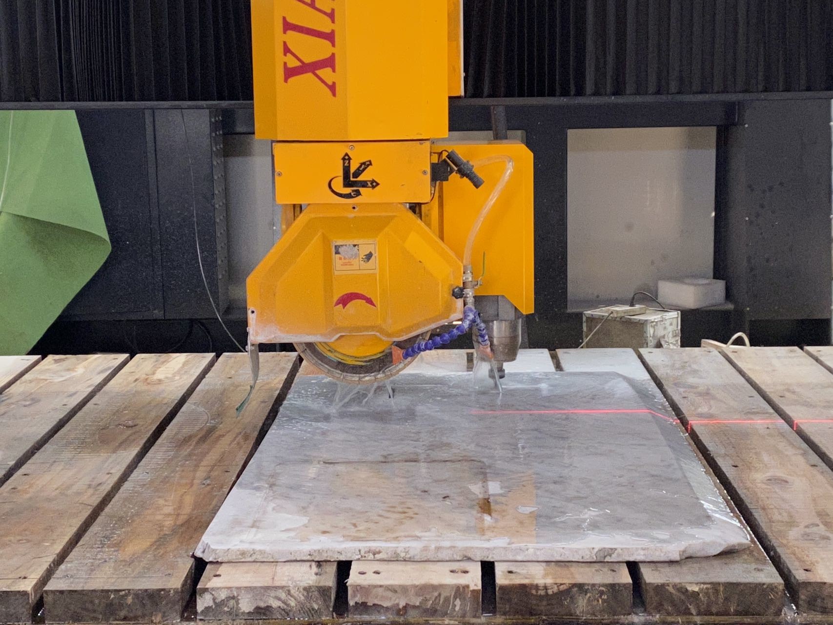 Xianda Bridge Saw Cutting Machine For Profiling Automatic Table Movement