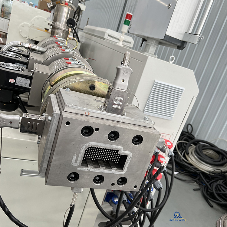 Manufacturing Plant WPC Door Profile Extrusion Line 22-25m * 2.5m * 2.5m at Competitive