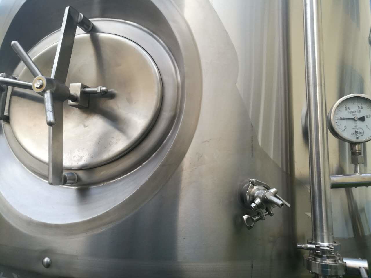 SUS304 Craft Beer Brewing Equipment 20bbl With Carbonation Stone PLC Control