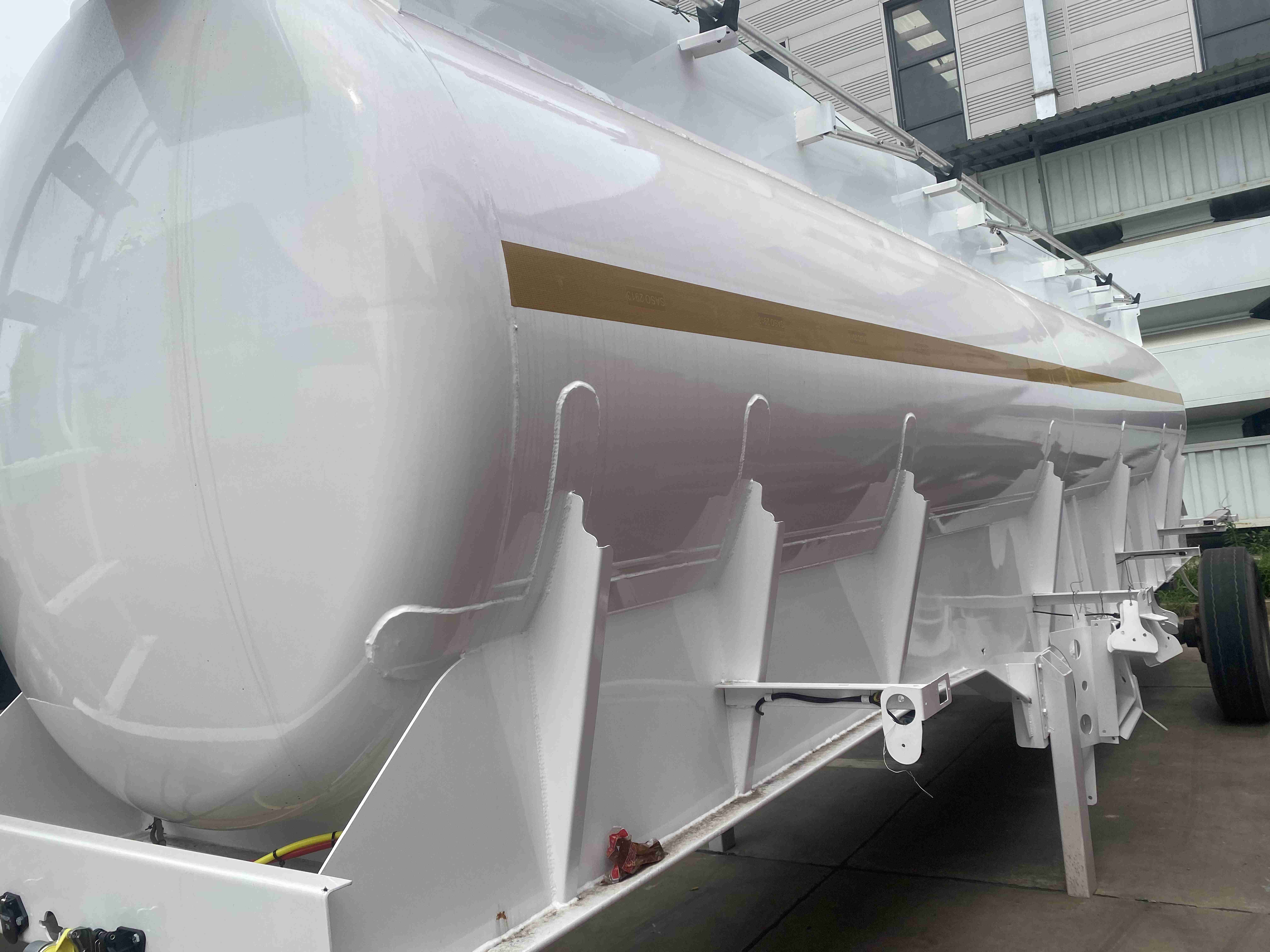 Truck Trailer Solution CIMC Three-Axis Oil Tanker Truck for Safe Transport 30000 kg