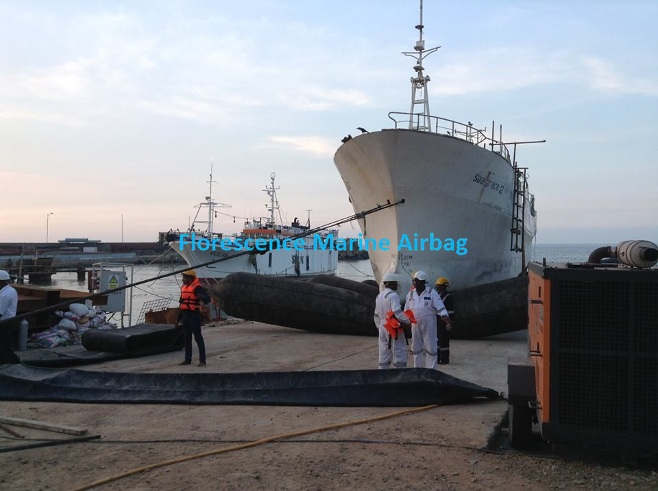 Natural Rubber Boat Lift Float Bags , Marine Buoyancy Bags For Vessel Salvage Heavy Moving
