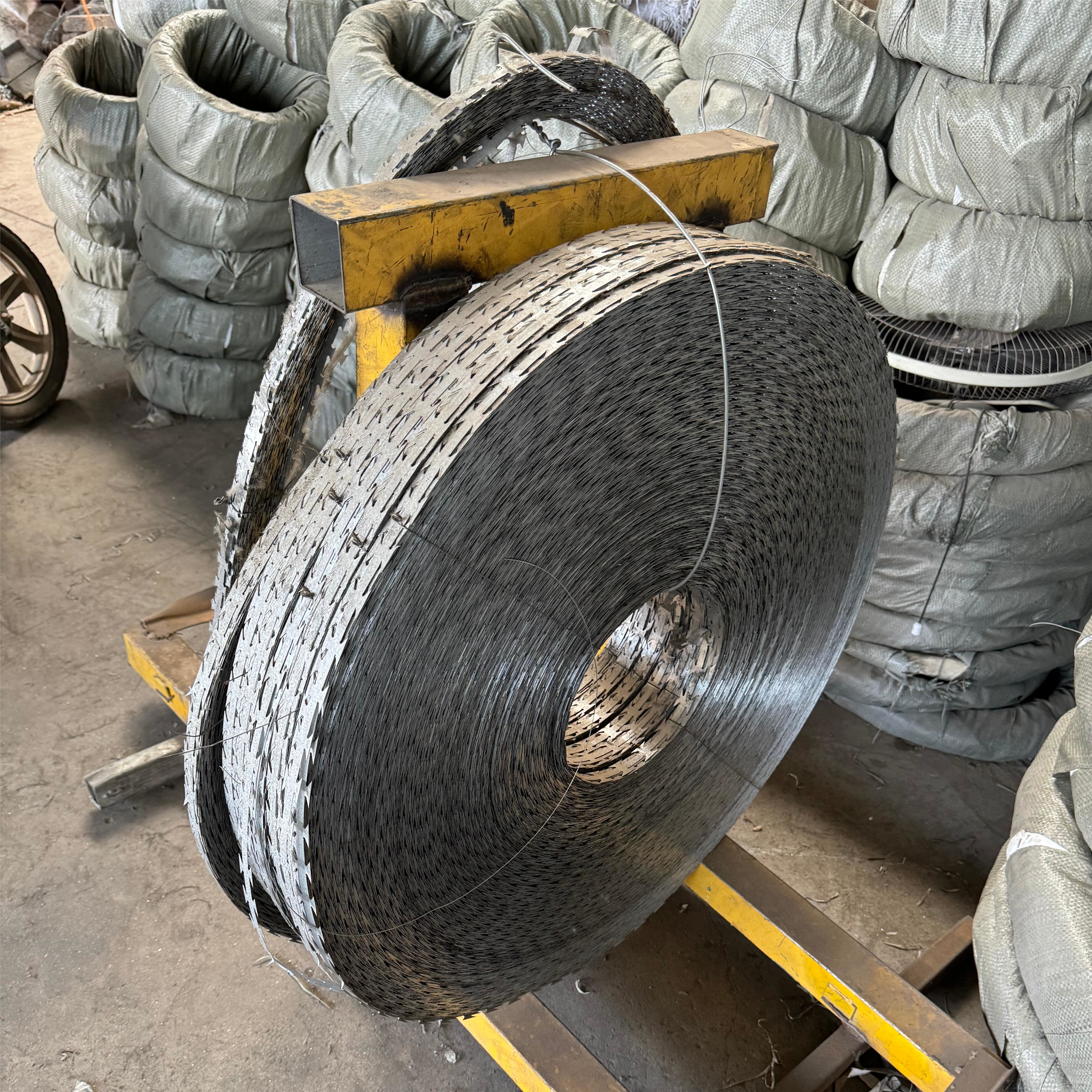 Factory Direct Hot Dipped Galvanized Steel Wire Mesh Fence Rust-Proof Razor Barbed Wire BTO-22 For Security For Prisons