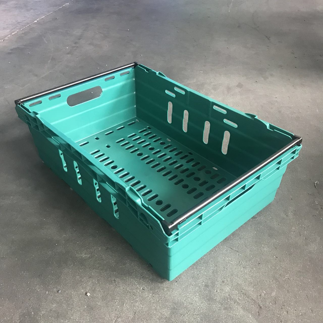 Perforated Sides Nestable Bale Arm Crate Trays Containers With Stacking Bars 590 * 400 *192