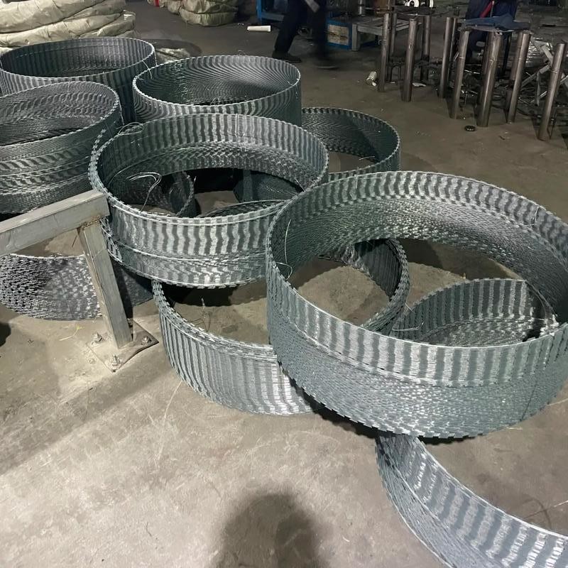Wholesale Hot Galvanized Razor Barbed Wire Roll Used With Chain Link Fence