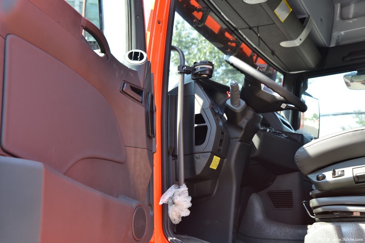 SINOTRUK SITRAK G7 440 Horsepower 6X4type CNG Tractor Head Truck 1000W