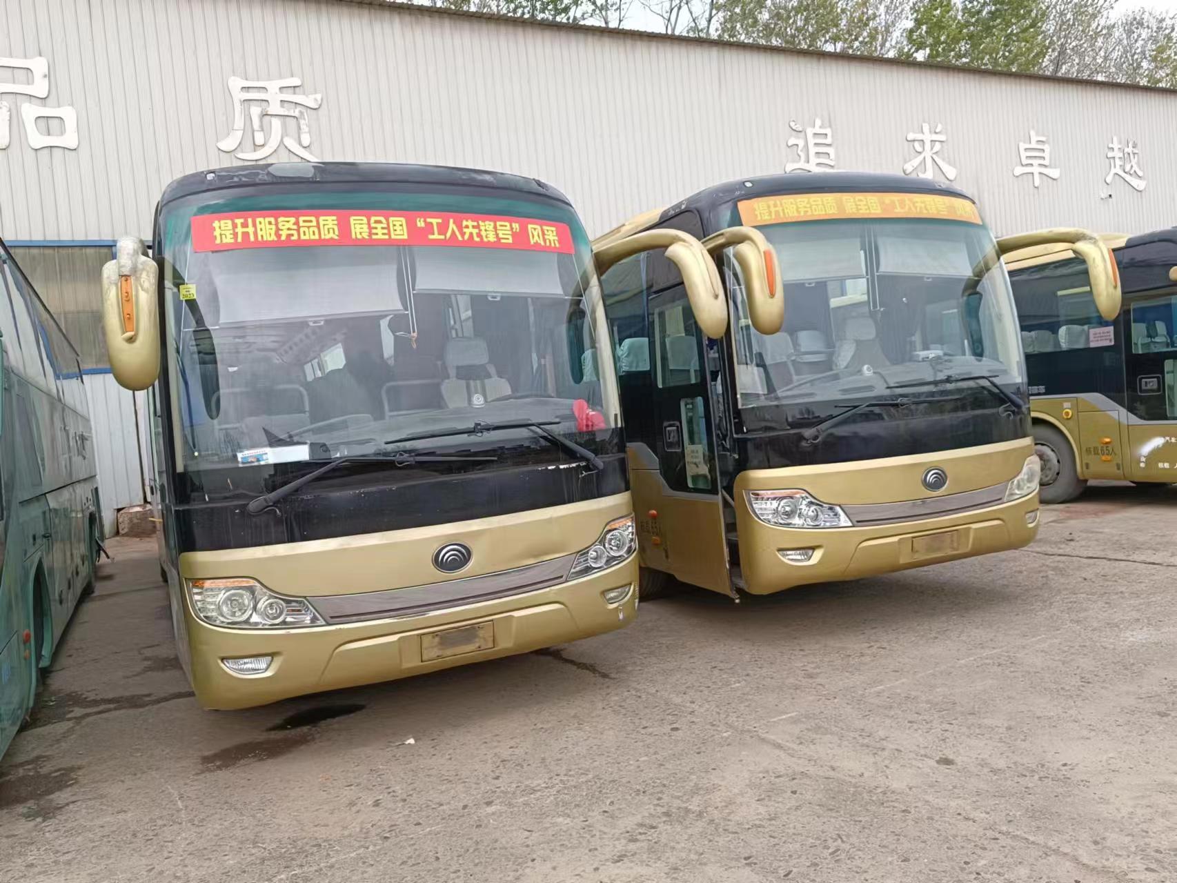 65 Seats Luxury Coach Bus Max Speed 100km/h Engine Capacity 8L Customized Color Used