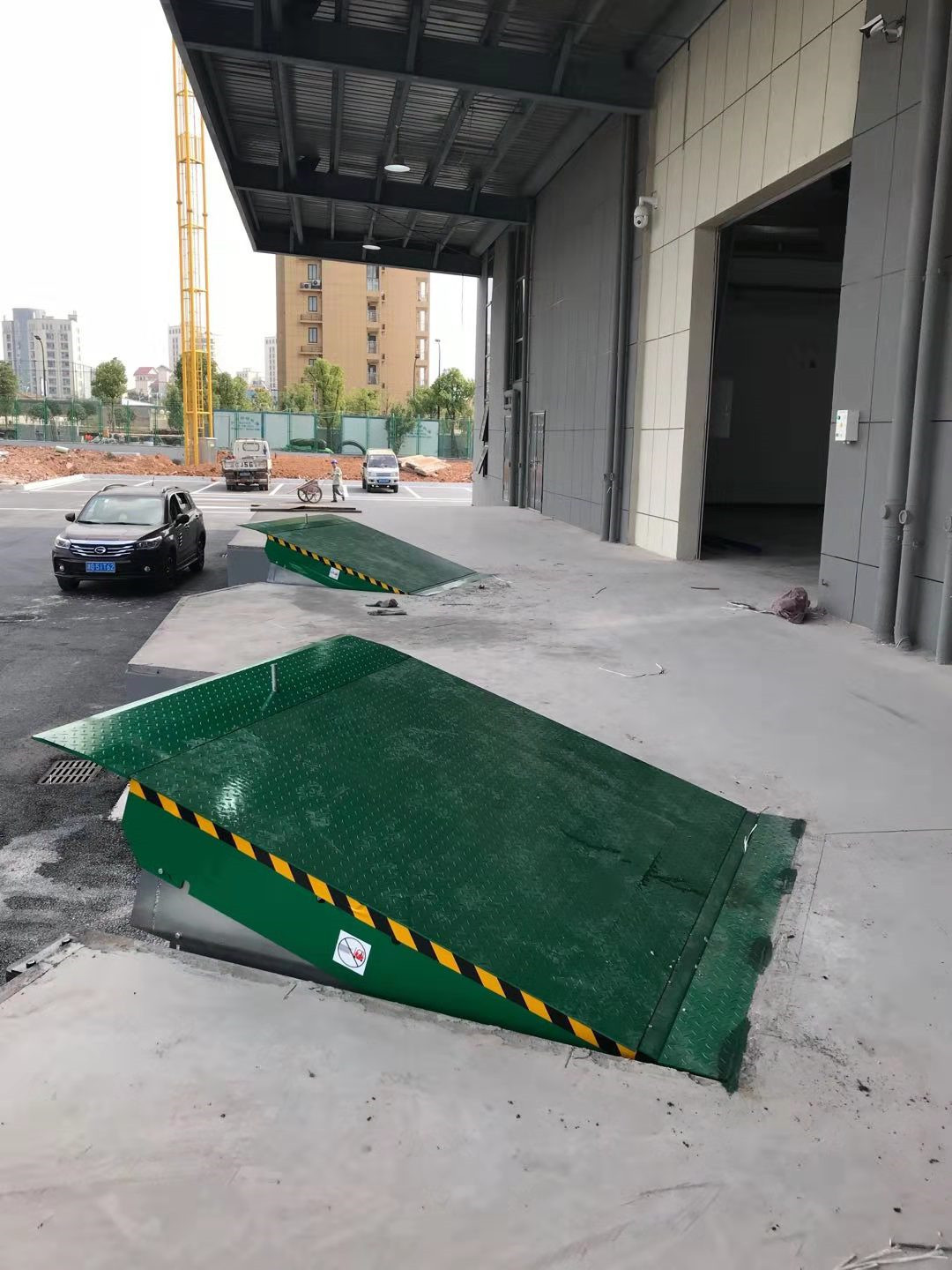 Green 6Ton Hydraulic Dock Levelers With Swing Lip For Truck Loading And Unloading
