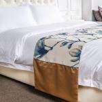 Polyester Jacquard Hotel King Size Bed Runner With Cushion Covers