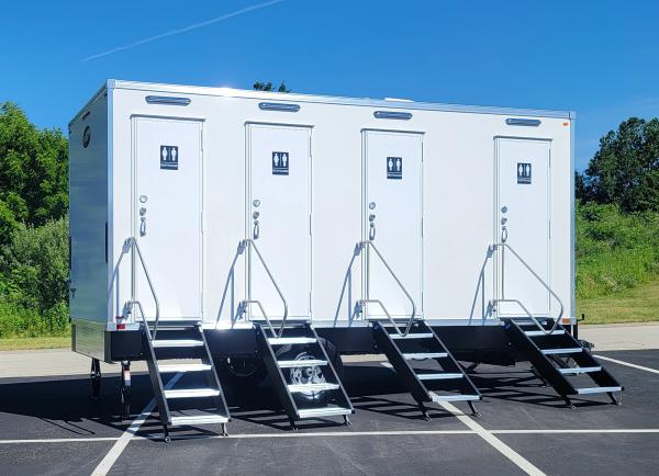 Customized 4 Station Shower Toilet Trailers Bathroom Outdoor Modern Toilet