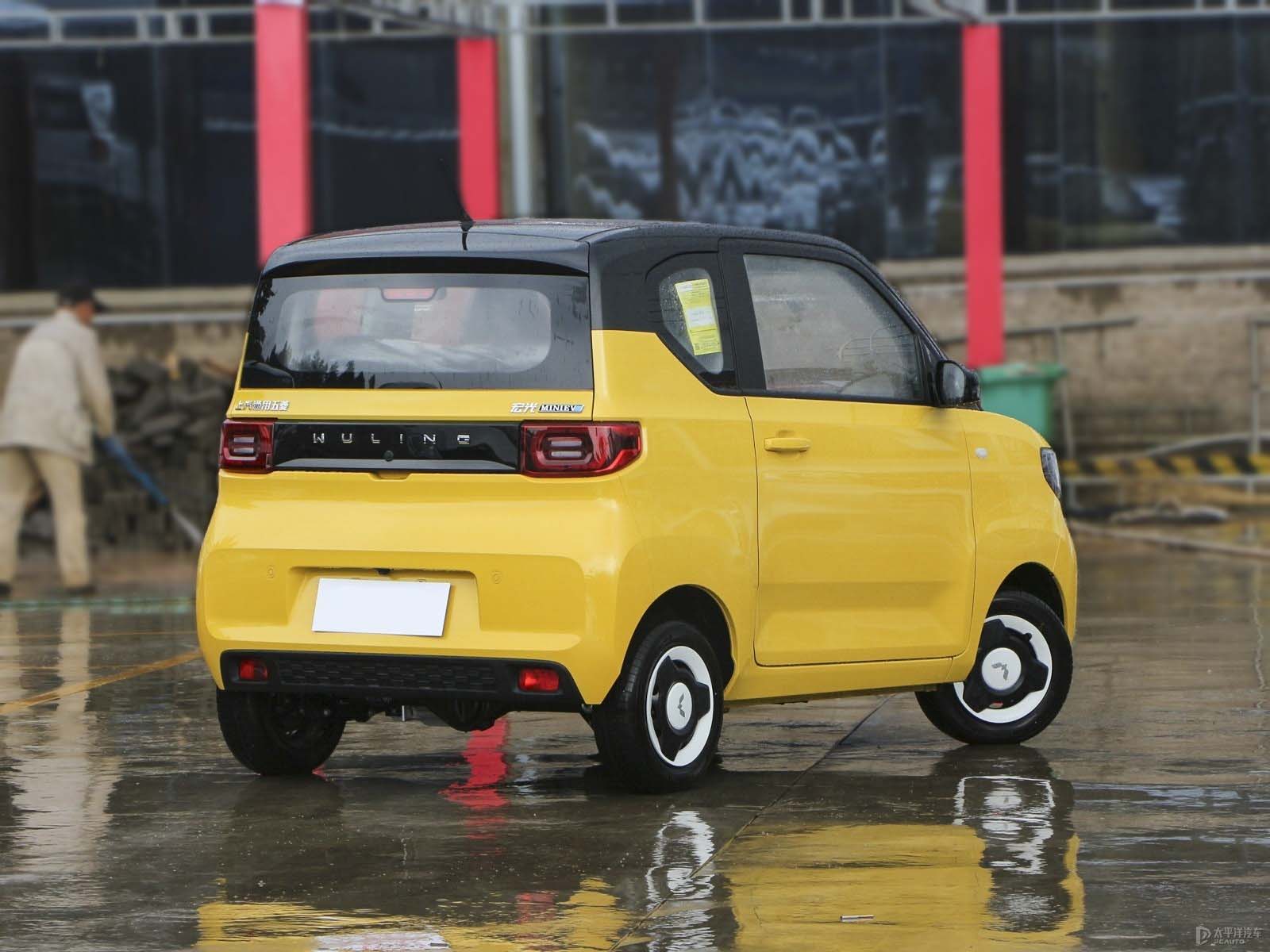 Chinese design Hongguang Mini macarons fashion 120km lithium iron phosphate spot sales, small cars