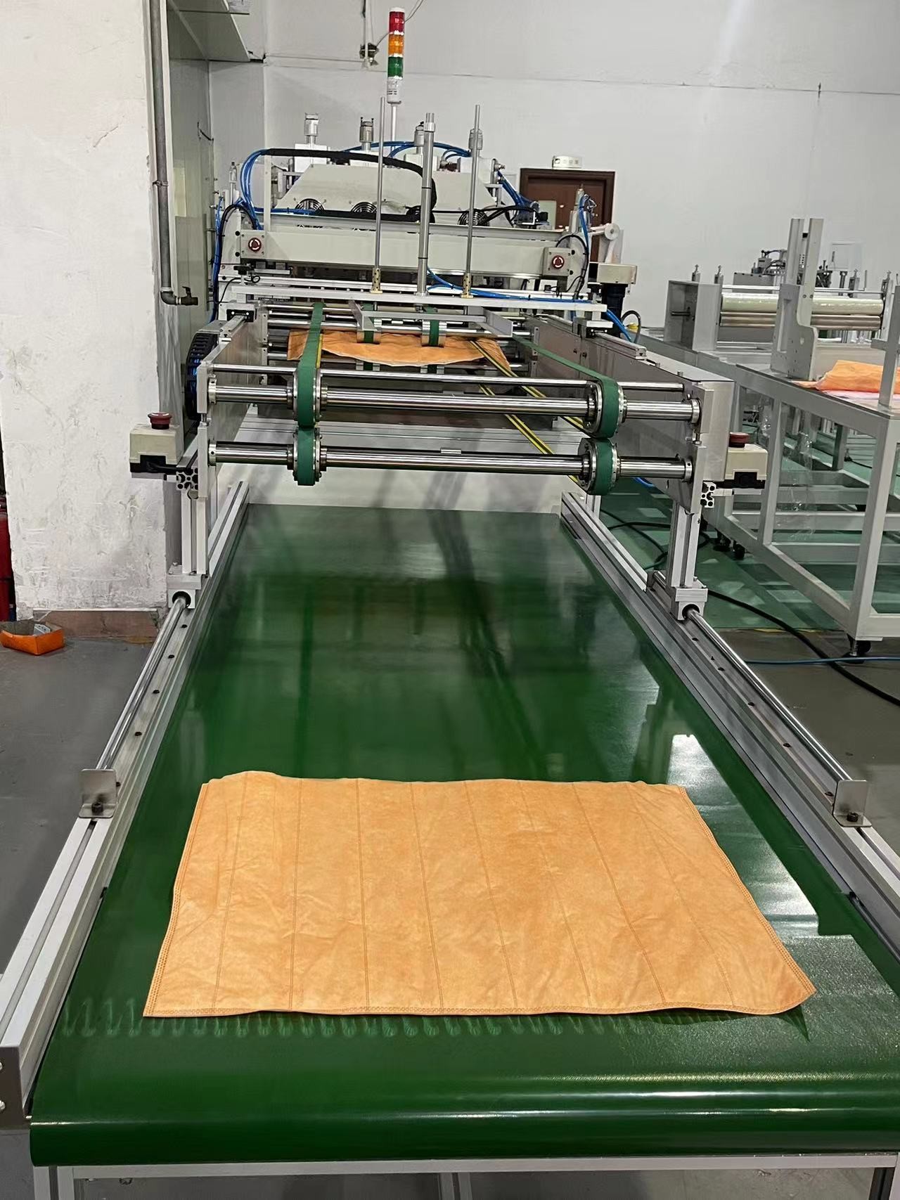 220V/380V 3P Intelligent Mute Ultrasonic Intermediate Effect Air Filtration Bag Making Machine.