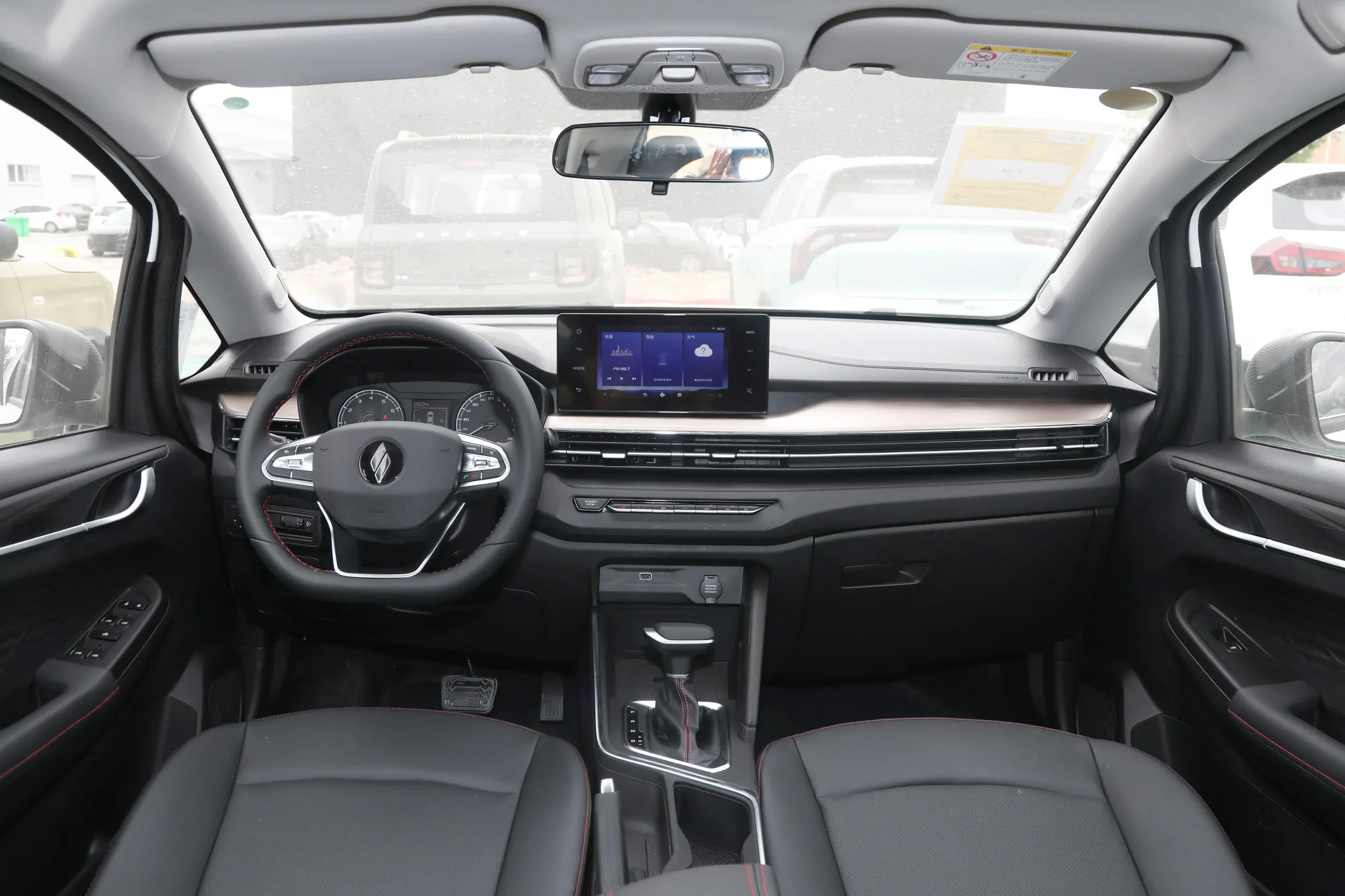 Electric Steering Geely Auto Livan X3 Pro 1.5L CVT Small SUV FWD Gaspetrol with Rear Camera R16 Tire Size Leather Seats