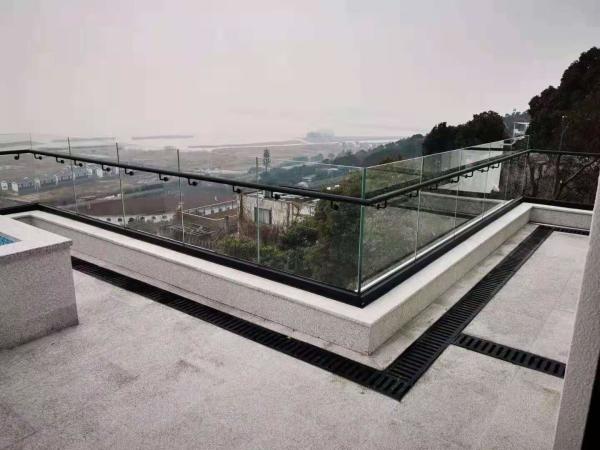 Modern Aluminum U Channel Glass Railing Customized Frameless Glass Balcony