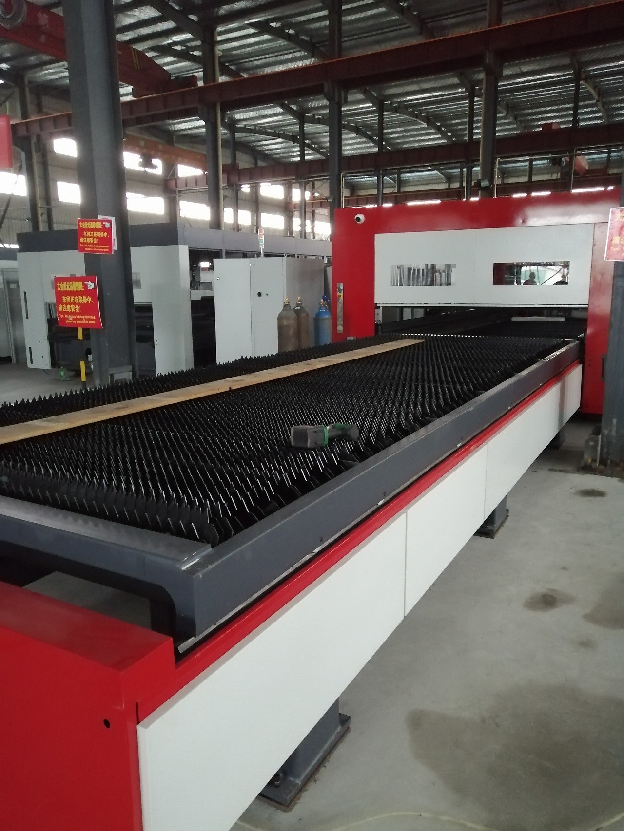 IPG / RAYCUS Fiber Optic Laser Cutter , Fiber Laser Metal Cutting Machine Good Rigidity