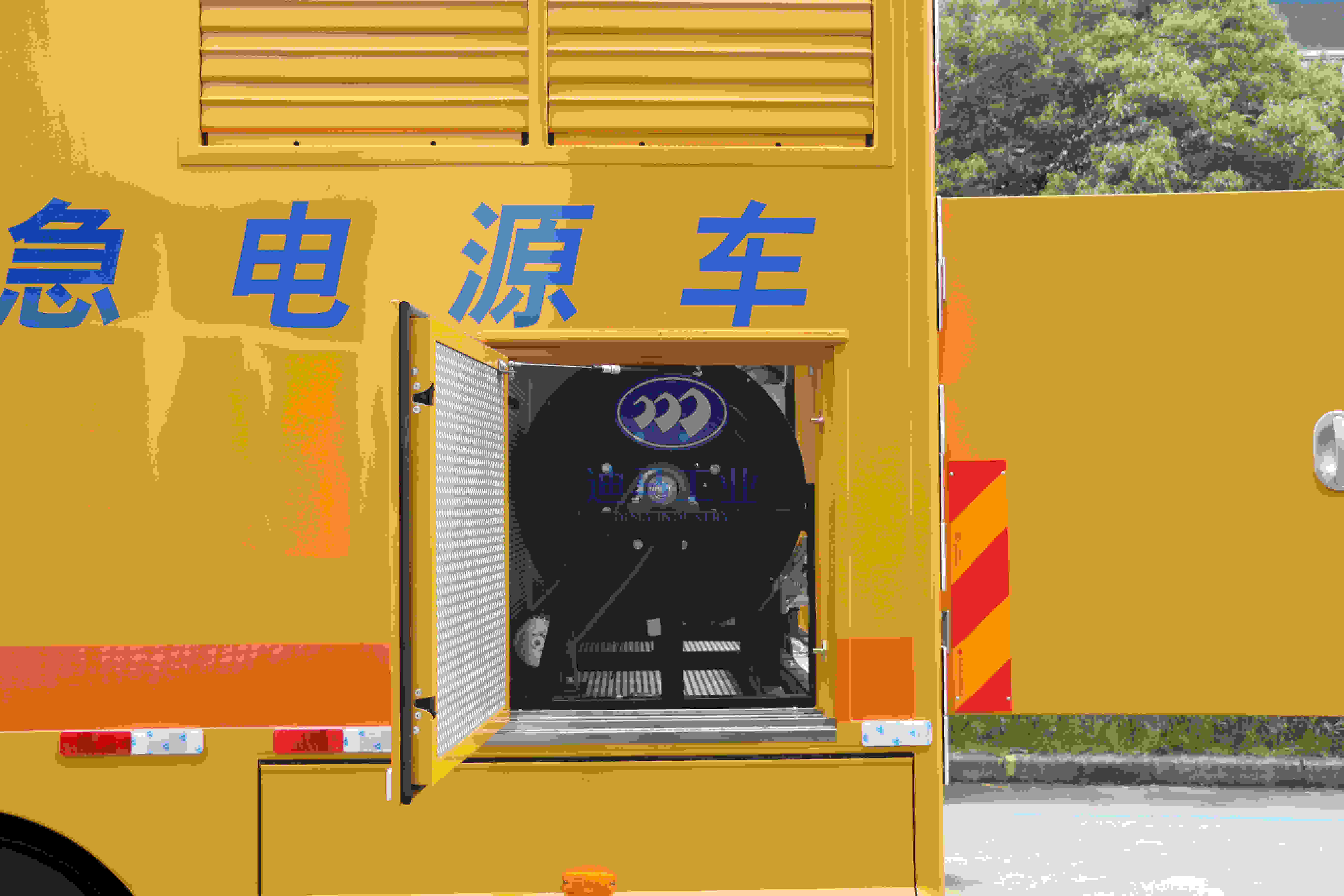 Diesel 500mm Wheelbase 6.8L 300KW Power Supply Vehicle