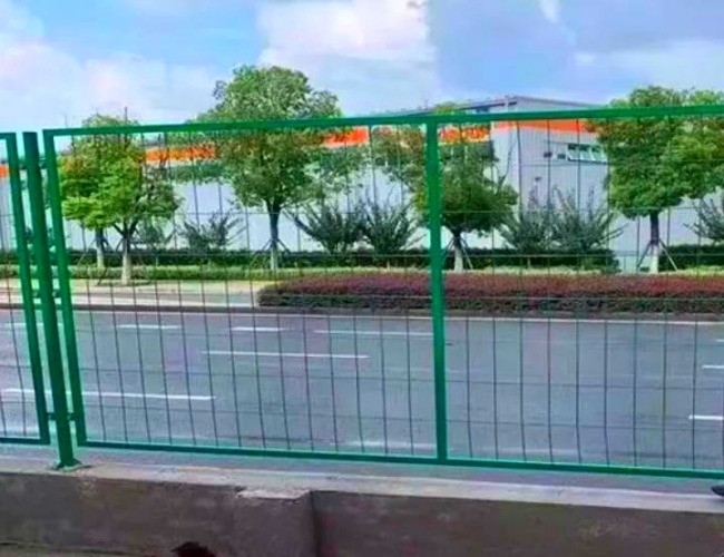 AISI Stainless Steel Welded Wire Mesh Panels For Seperation Net Oxidation Resistance