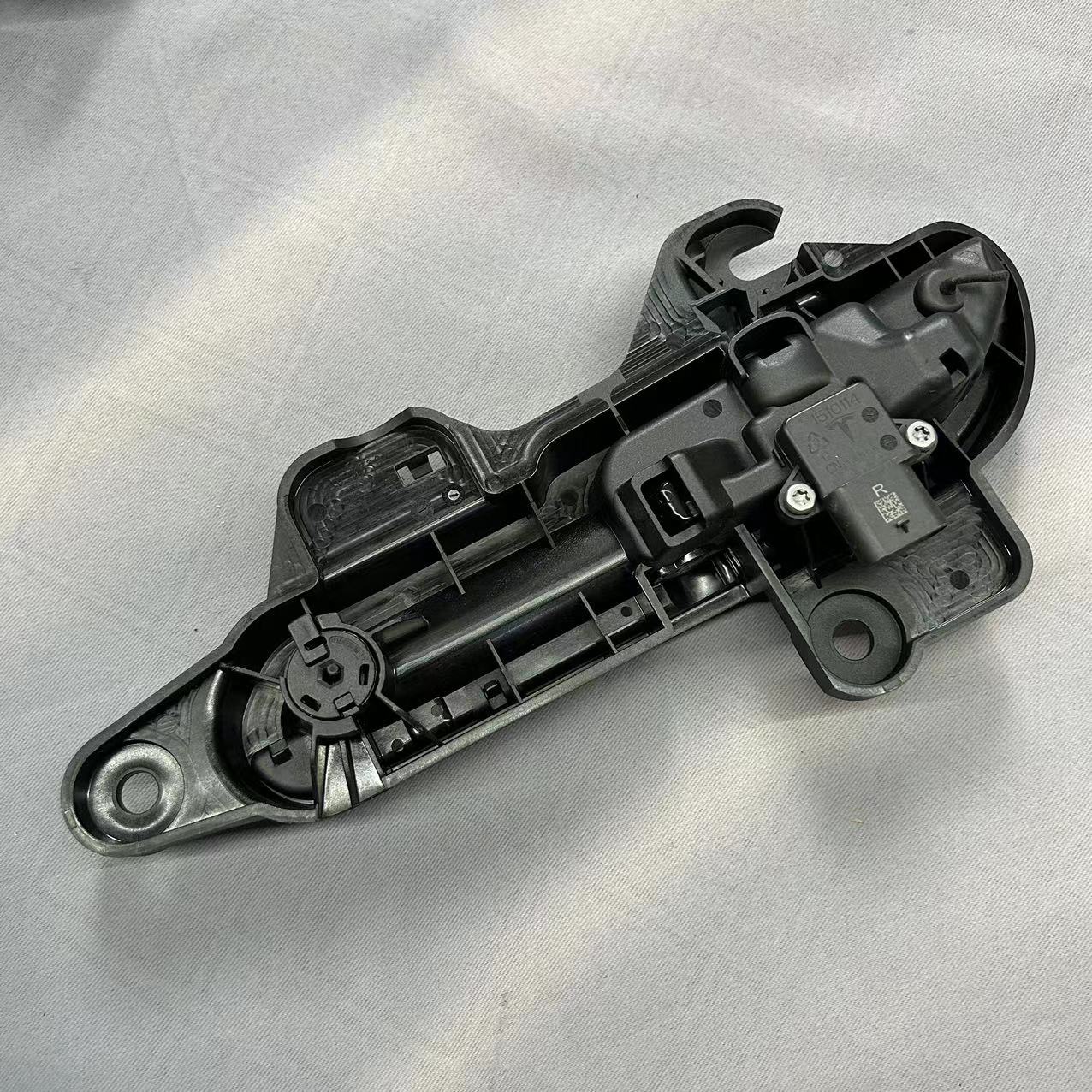 Tesla Model 2019- Front Door Handle 1528115-00-B / 1528114-00-B This Car Part