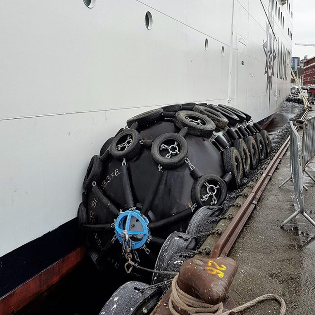 High Energy Absorption Yokohama Fender For Ship To Ship Transfers Offshore Drilling