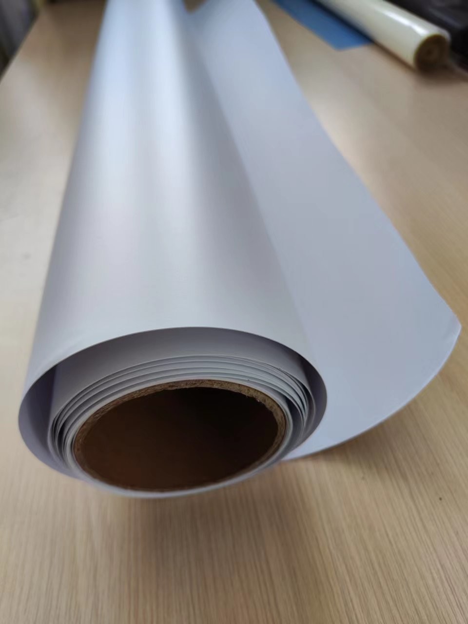 Outdoor White Printable Sticker 140g PVC Self Adhesive Vinyl Roll For Digital Printing