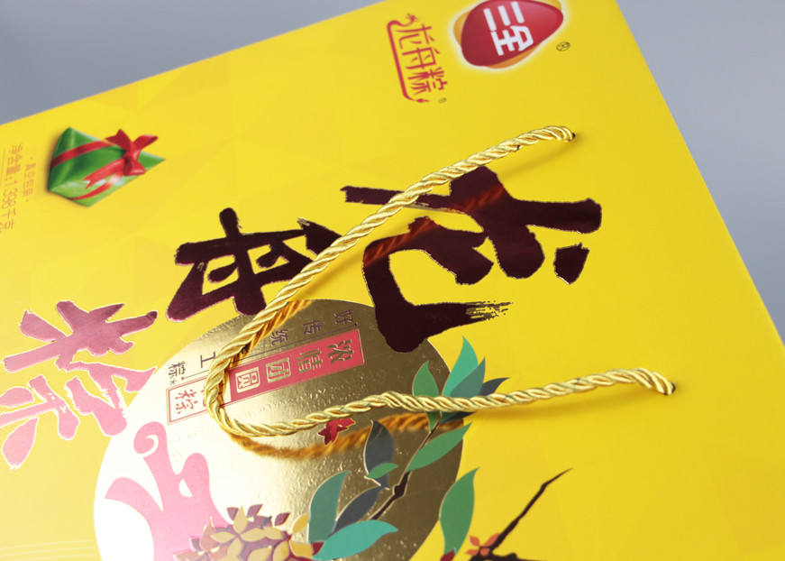 PP Handles Paper Shopping Bags Hard Corrugated With Gold Foil Stamp And Spot UV