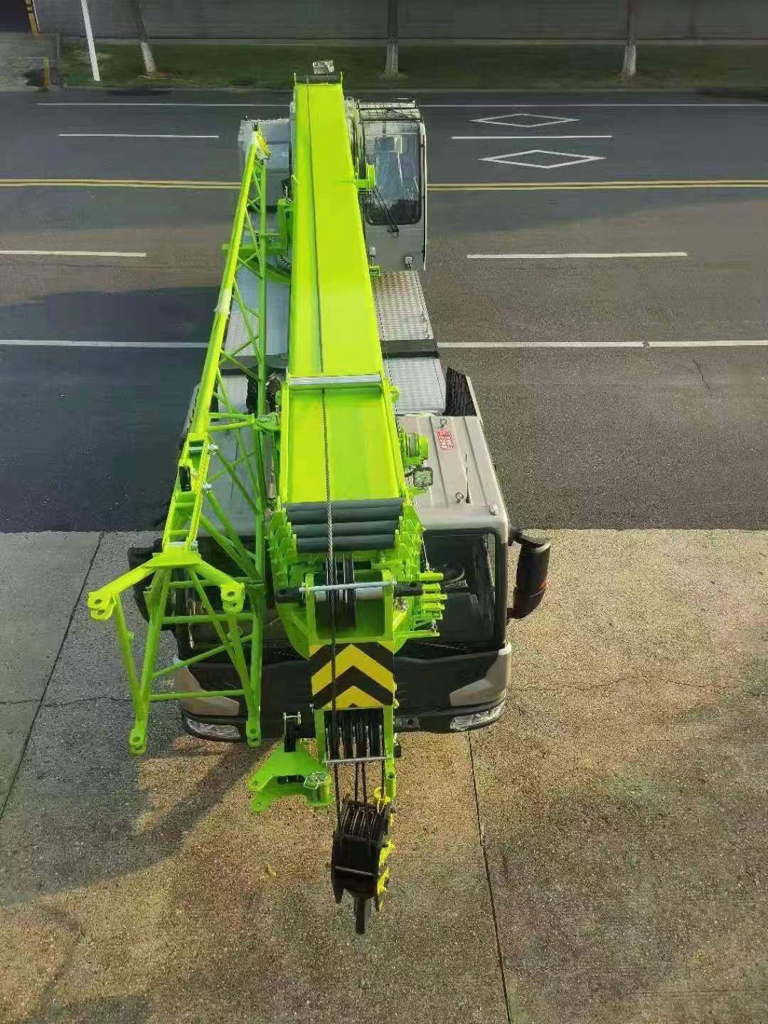 Max. Lifting Height of 39m 25 Ton Used Zoomlion Truck Crane ZTC250A for Heavy Duty