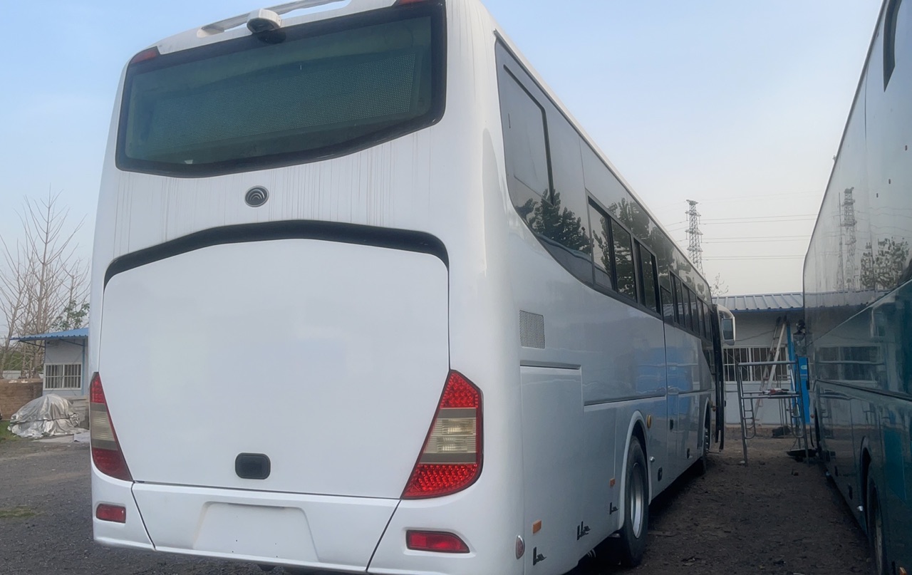 50 Seats Diesel Engine Used Youtong Bus Luxury Coach with Engine Capacity 8L