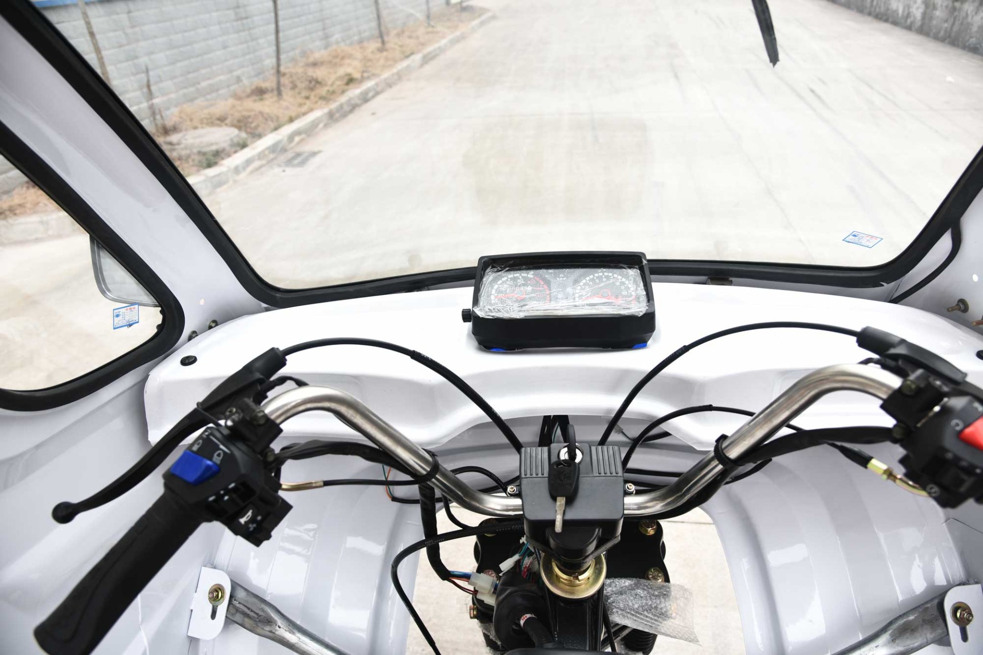 Chongqing 250cc Air Cooled Motorized Tricycle Taxi Car with Cargo Box 12V32Ah 1.9*1.3