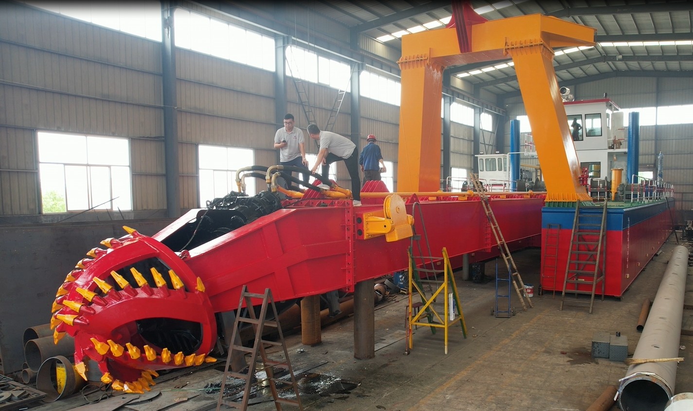 Diesel Sand Mining Dredges for Dredging Compacted Soil Types and Materials 14.5m Spud Length