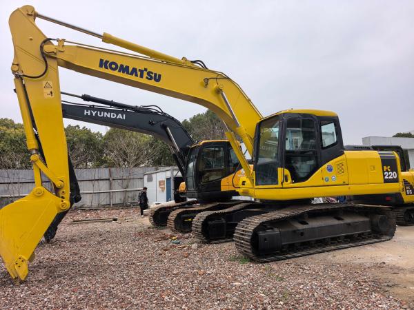 Used Komatsu Pc200-7 Japan 20ton Crawler Excavator High Efficiency Loader Cheap
