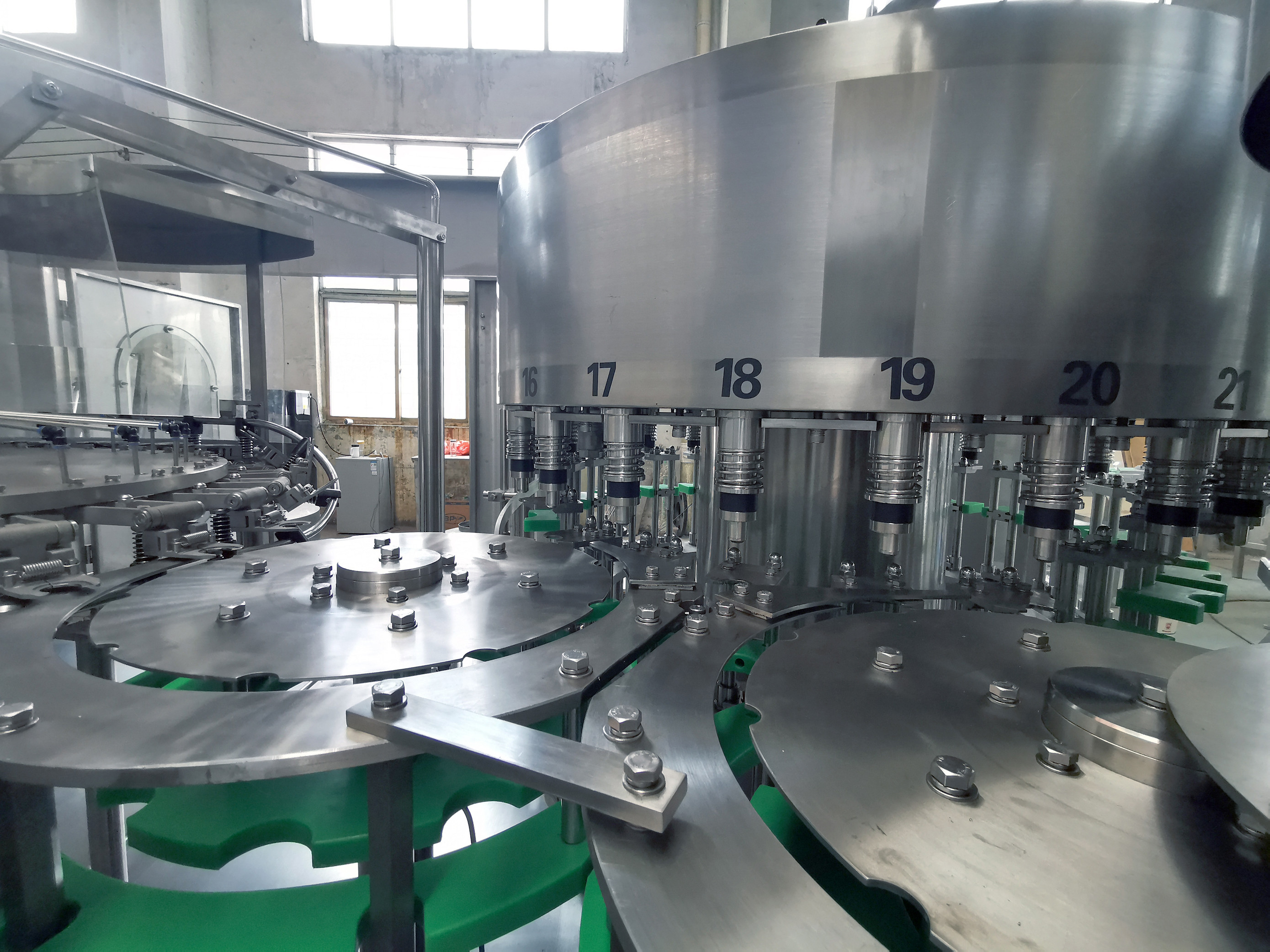 Small Capacity Rinsing Filling And Capping Machine For Glass Bottled Spirits With Crown Cap