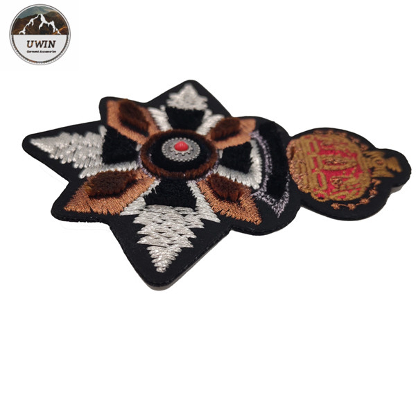 Delicate Elegant 3D Embroidery Patches Custom Shape With India Slik / Metal Material