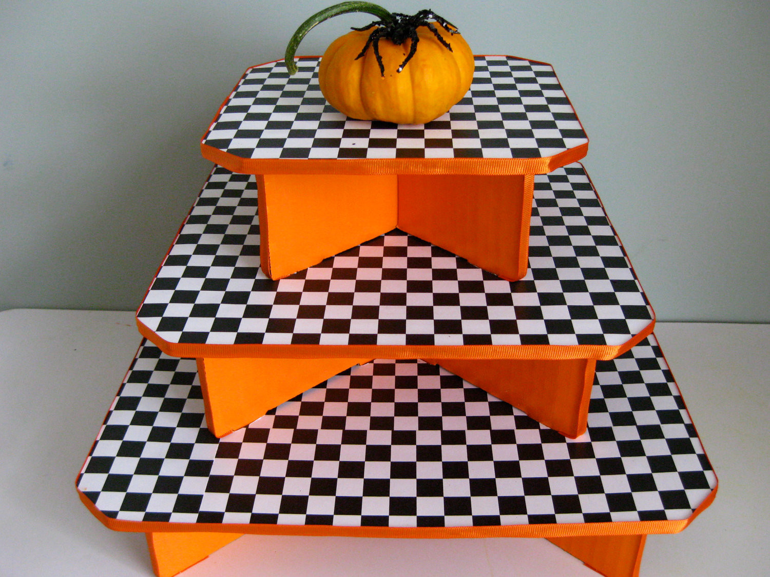 Fancy Corrugated Cardboard Cupcake Stand Plaid Pattern Solid Structure