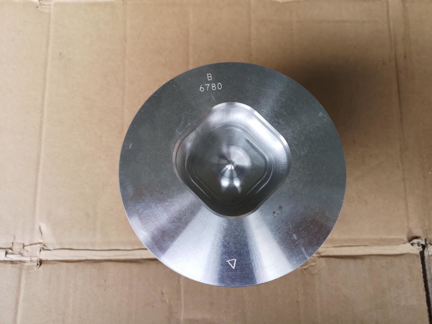 V Type 10PE1 Isuzu EXR CXZ Engine Piston 1121118130 Square Combustion Chamber Code 6780