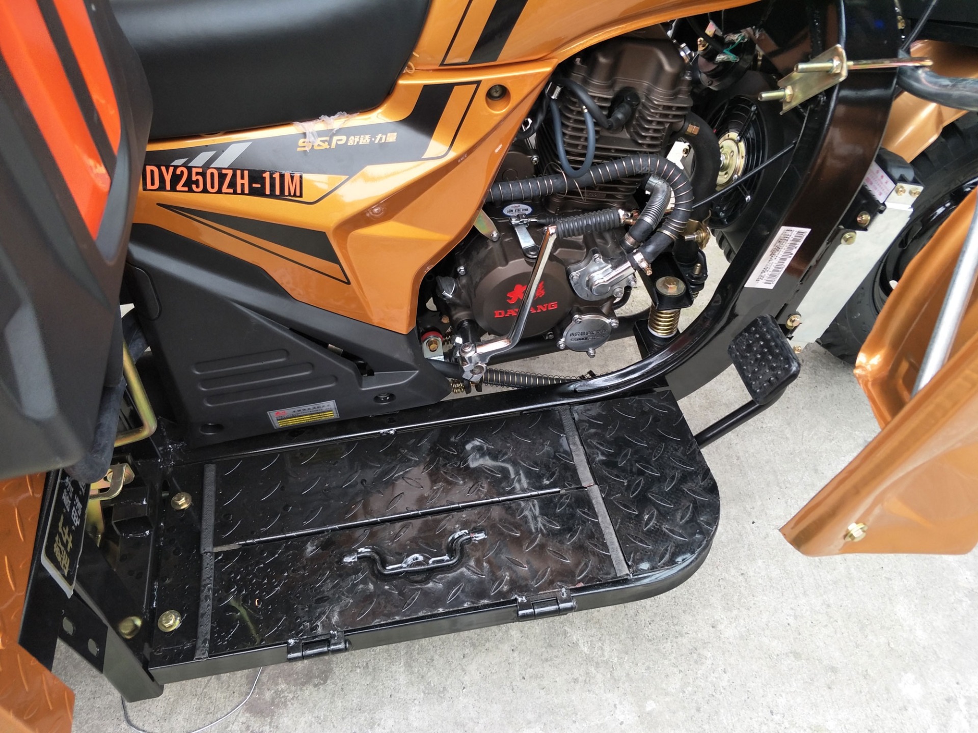 Water-Cooling Engine 250cc Semi Cabin Motorized Cargo Tricycle for Your Business