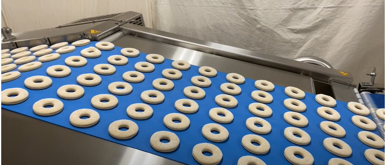 High Capacity Donut Production Line Semi-Automatic Donut Molding Line For Food Factory
