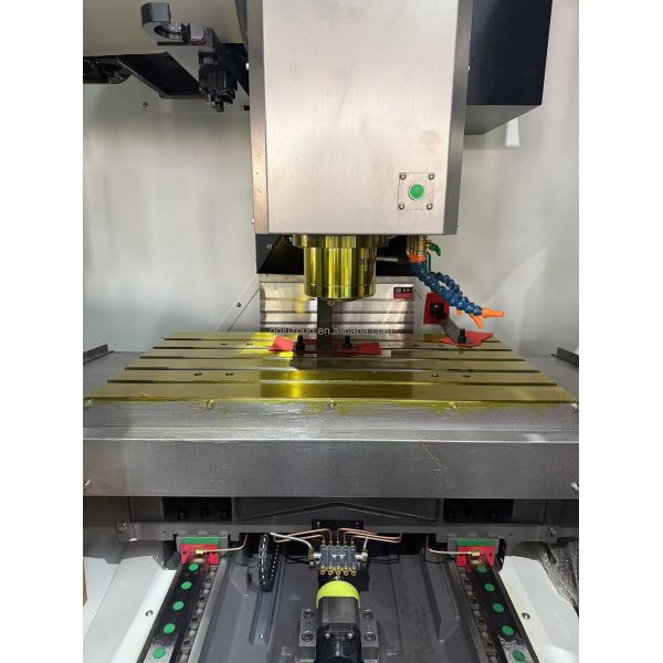 VMC1160 5 Axis CNC Machine Center Roller Guide Vertical Milling System for Aluminum Processing