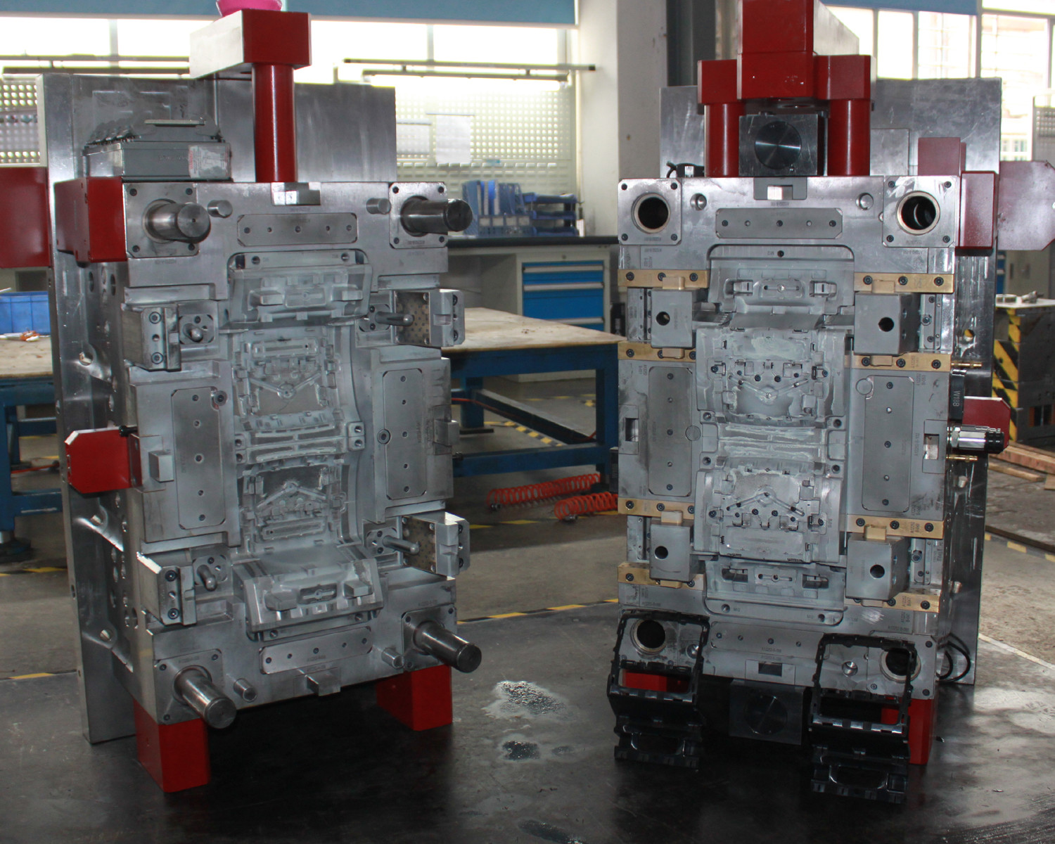 Auto Parts Functional Big Size Plastic Injection Mould With YUDO Hot Runner