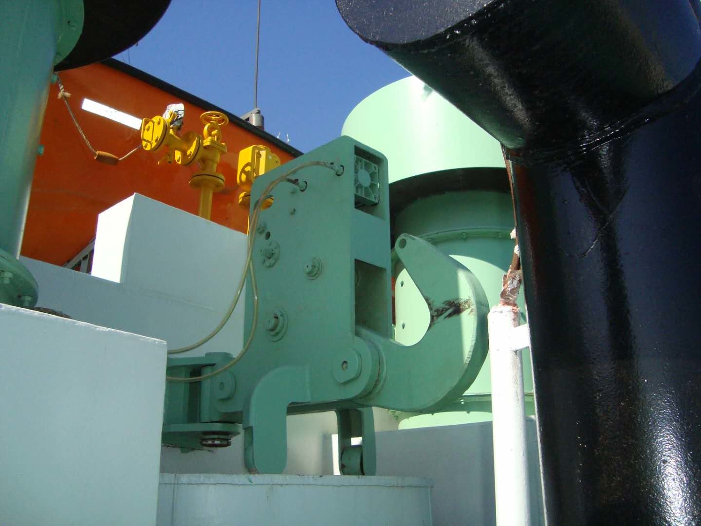 Marine Mooring Ship Towing 20T Pneumatic Release Spring Towing Hook