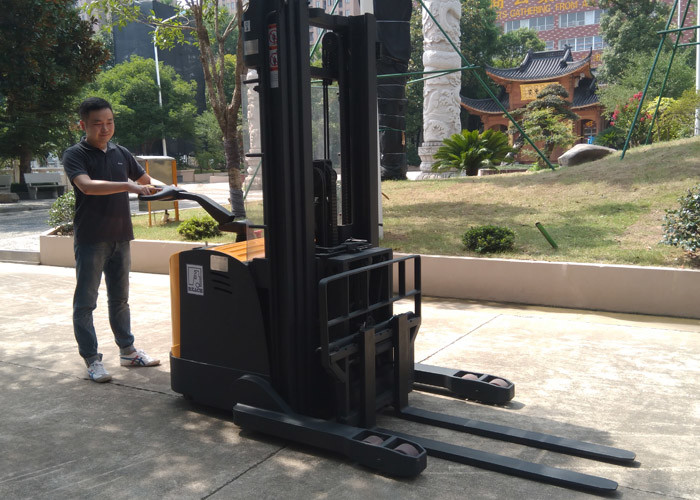 Single Scissor Reach Truck Forklift Standing Operation Type For Narrow Aisle Warehouse