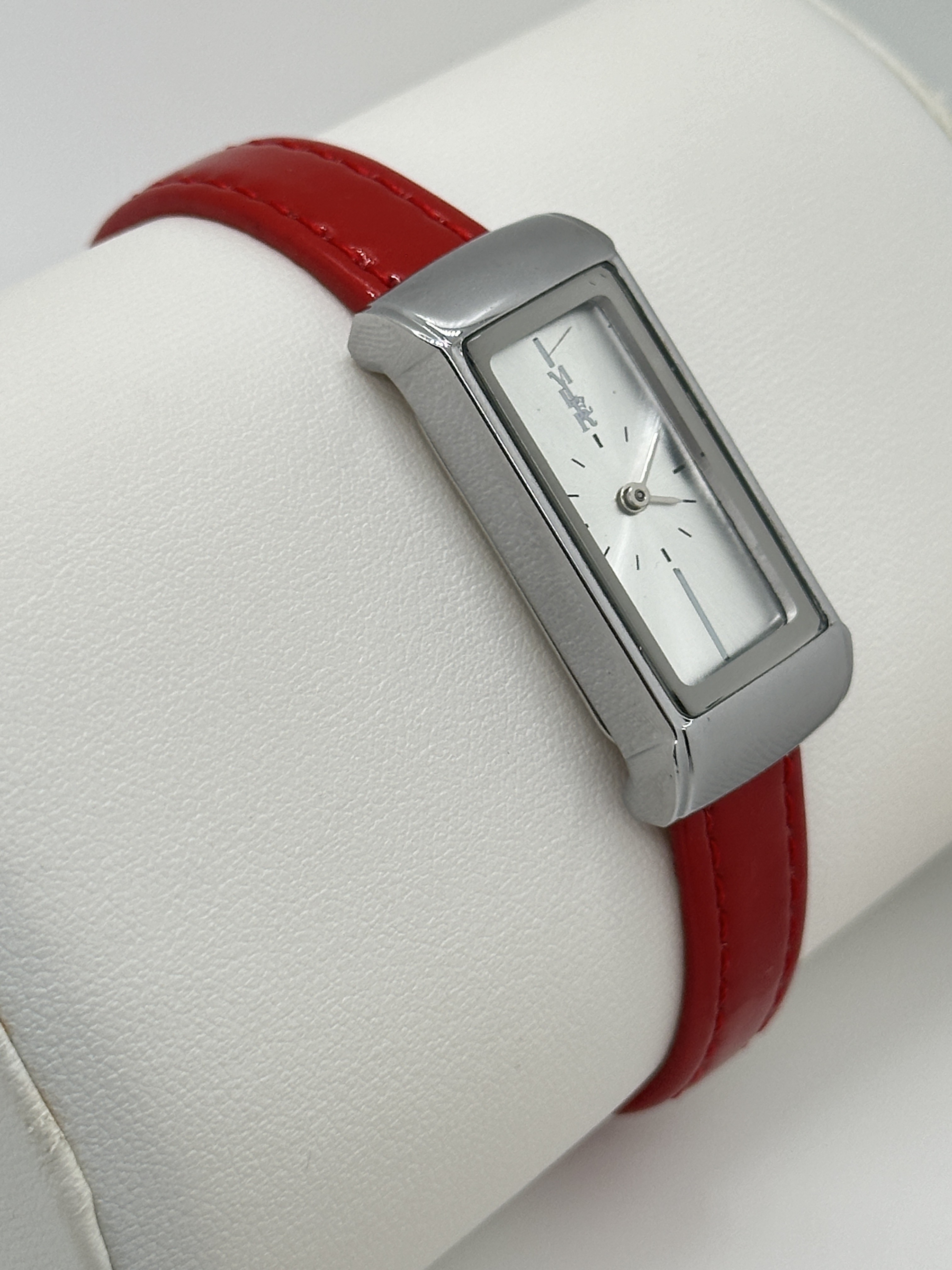 Modern Leather Strap Watch Waterproof With Laser Engraved Logo For 18-45 Year Olds