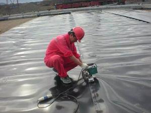 Wholesale 0.5-2.5mm BLACK high quality HDPE Composite Geomembrane for fish pondor aquafarm from china suppliers