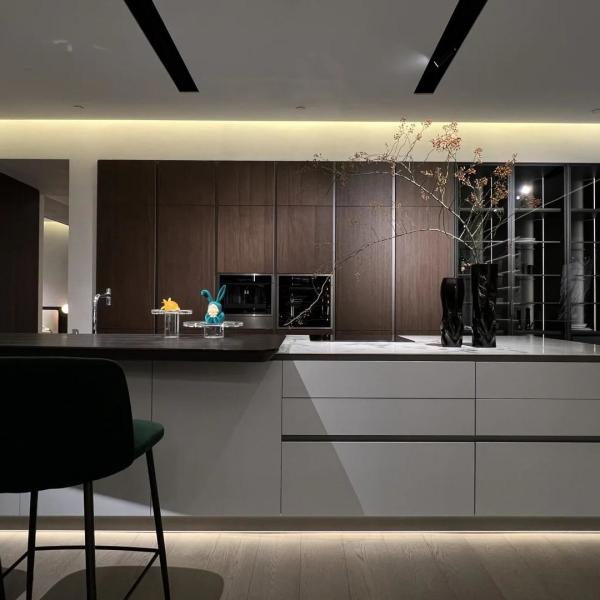 Apartment Antique Style Frame-Line Door Panel Kitchen With Glass Wine Cabinet