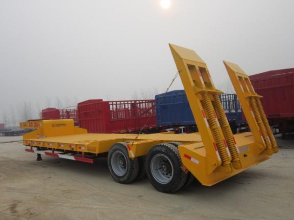 SKD Type Low Bed Trailer Truck , Gooseneck Flatbed Lowboy Trailers For Machine