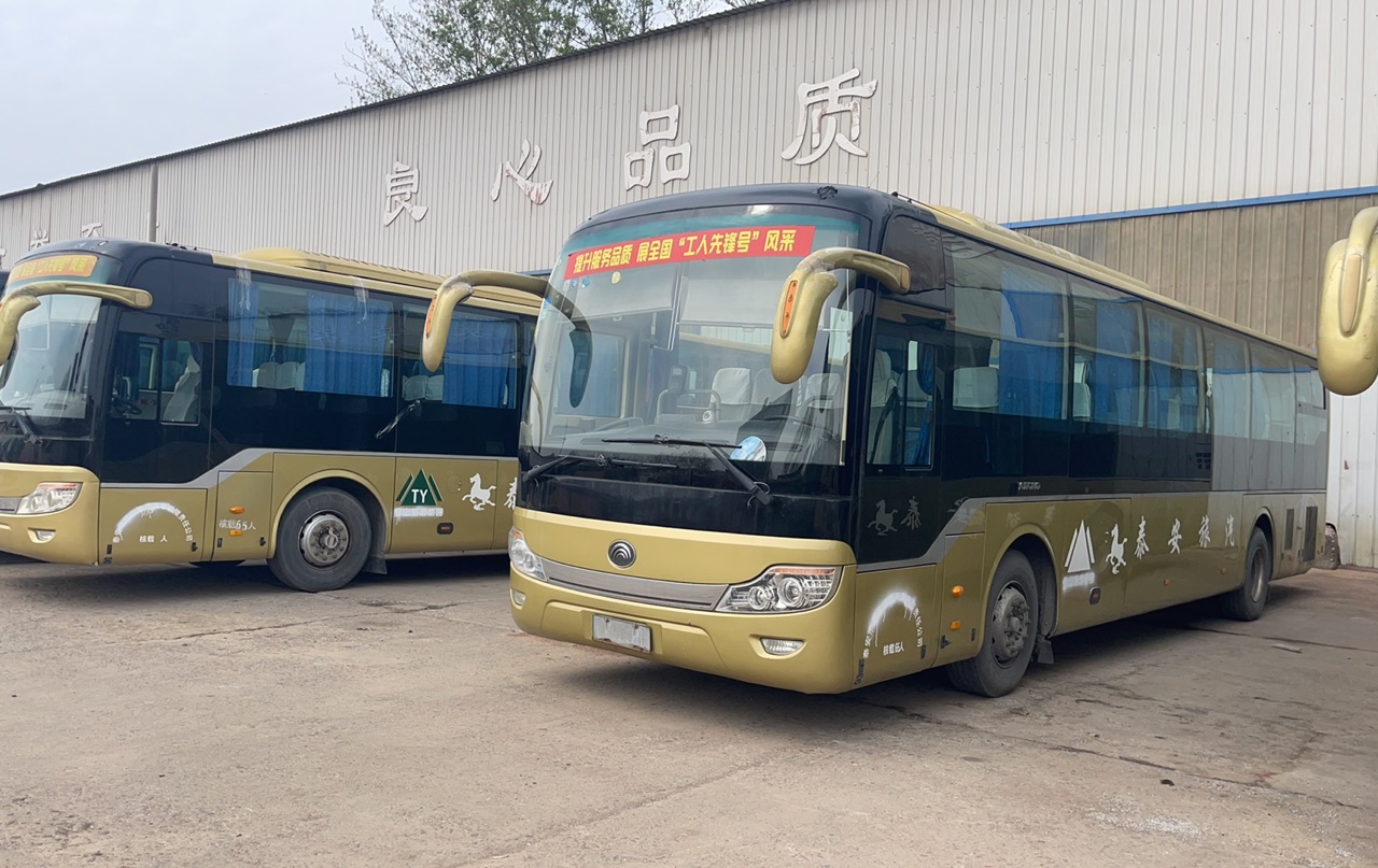 65 Seats Luxury Coach Bus Max Speed 100km/h Engine Capacity 8L Customized Color Used