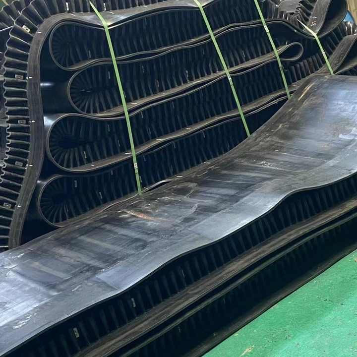Small Lumps Partition Cold Resistant Conveyor Belt For Building Materials